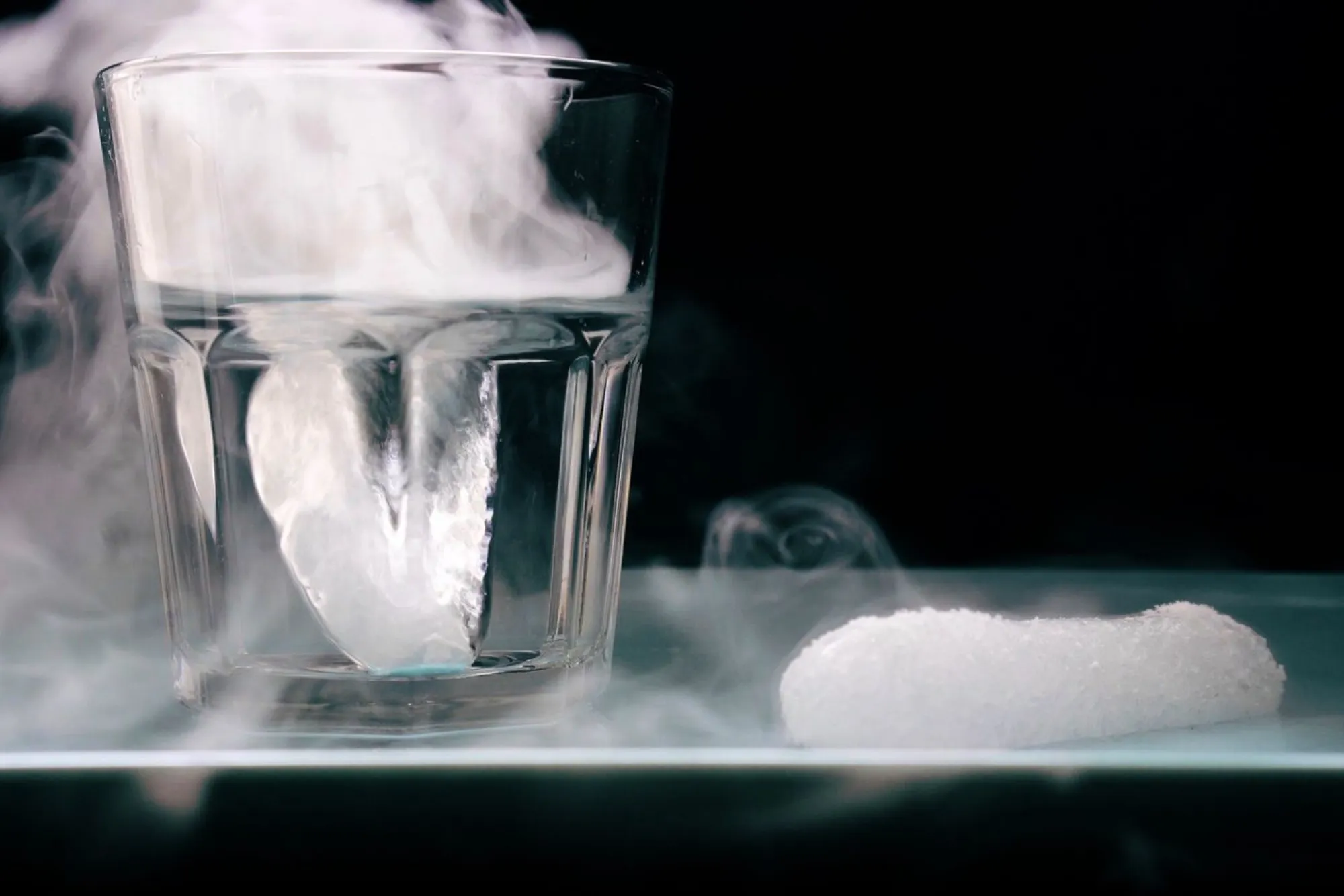 chemical compound that is dry ice in condensed form